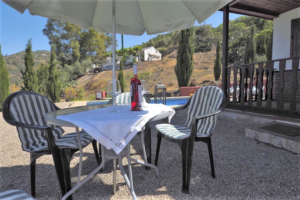 Casa vacanze con piscina privata e vista sul mare ad Algarrobo, Andalusia.