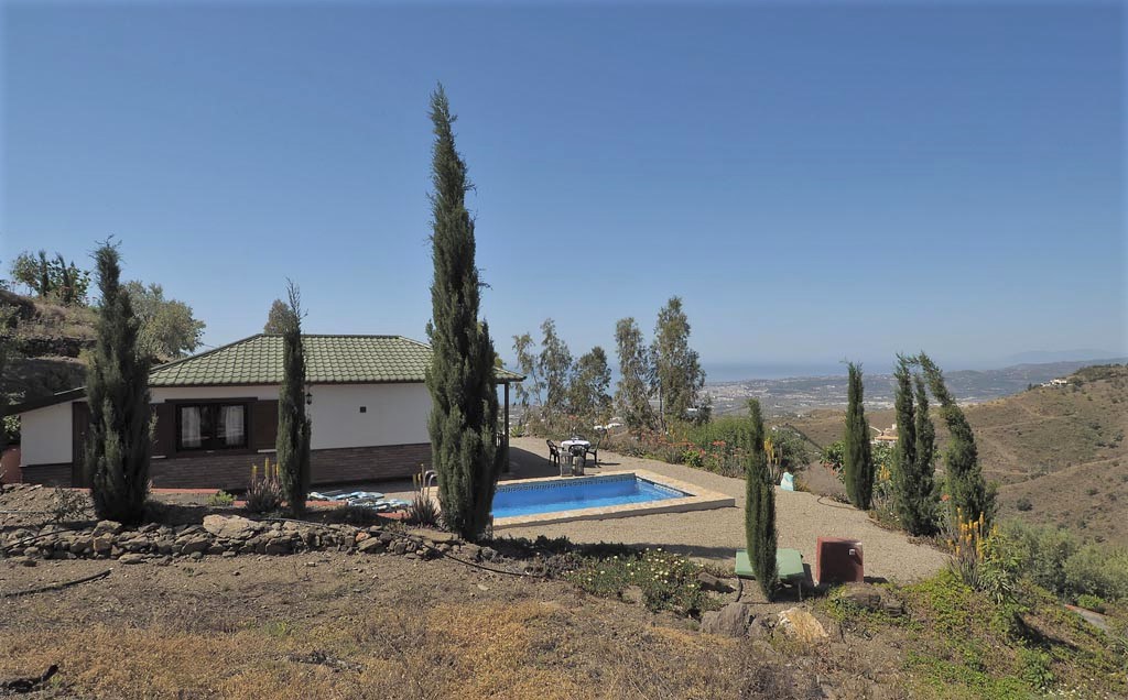 Maison de vacances avec piscine privée et vue sur la mer à Algarrobo, Andalousie.