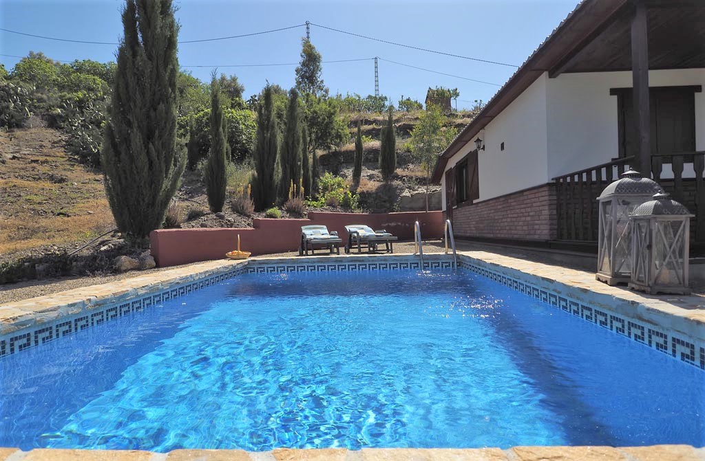 Semesterhus med privat pool och havsutsikt i Algarrobo, Andalusien.