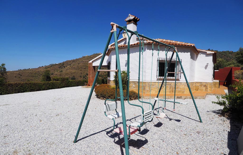 Feriebolig med privat pool og havudsigt i Algarrobo, Sydspanien.