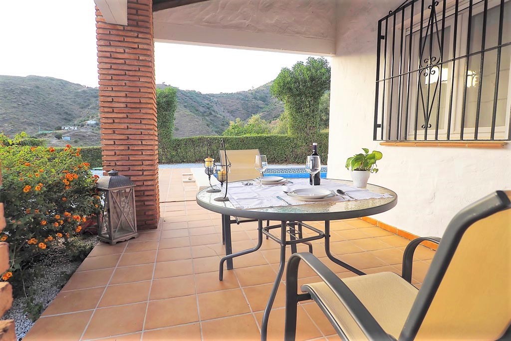 Ferienhaus mit privatem Pool und Meerblick in Algarrobo, Südspanien.