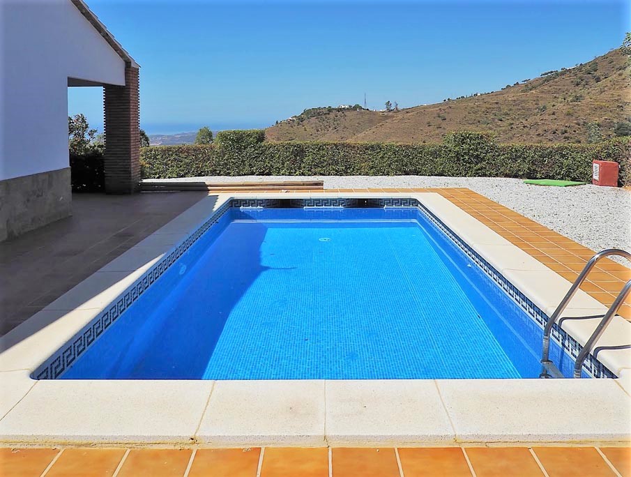 Holiday home with private pool and sea views in Algarrobo, Southern Spain.