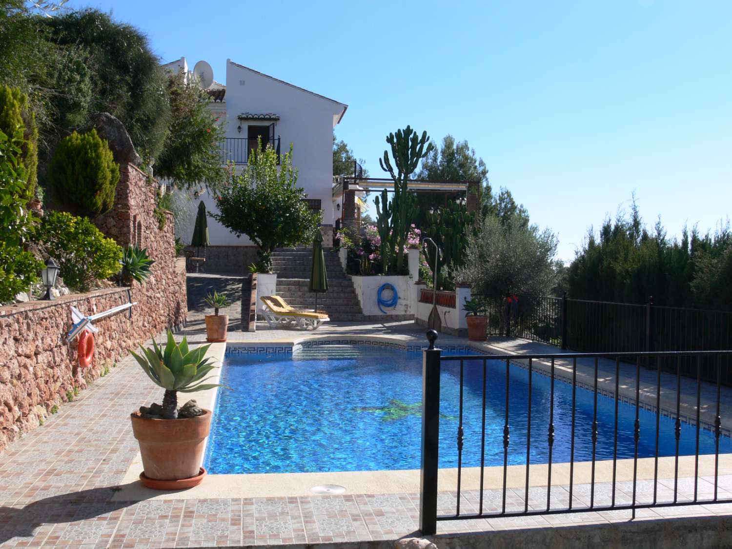 Beau Cortijo spacieux avec beau jardin et piscine privée dans la région de Frigiliana, sud de l’Espagne