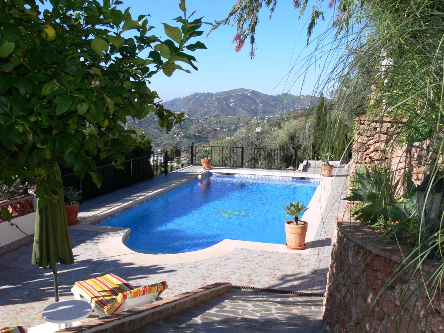 Precioso y espacioso Cortijo con precioso jardín y piscina privada en la zona de Frigiliana, Sur de España