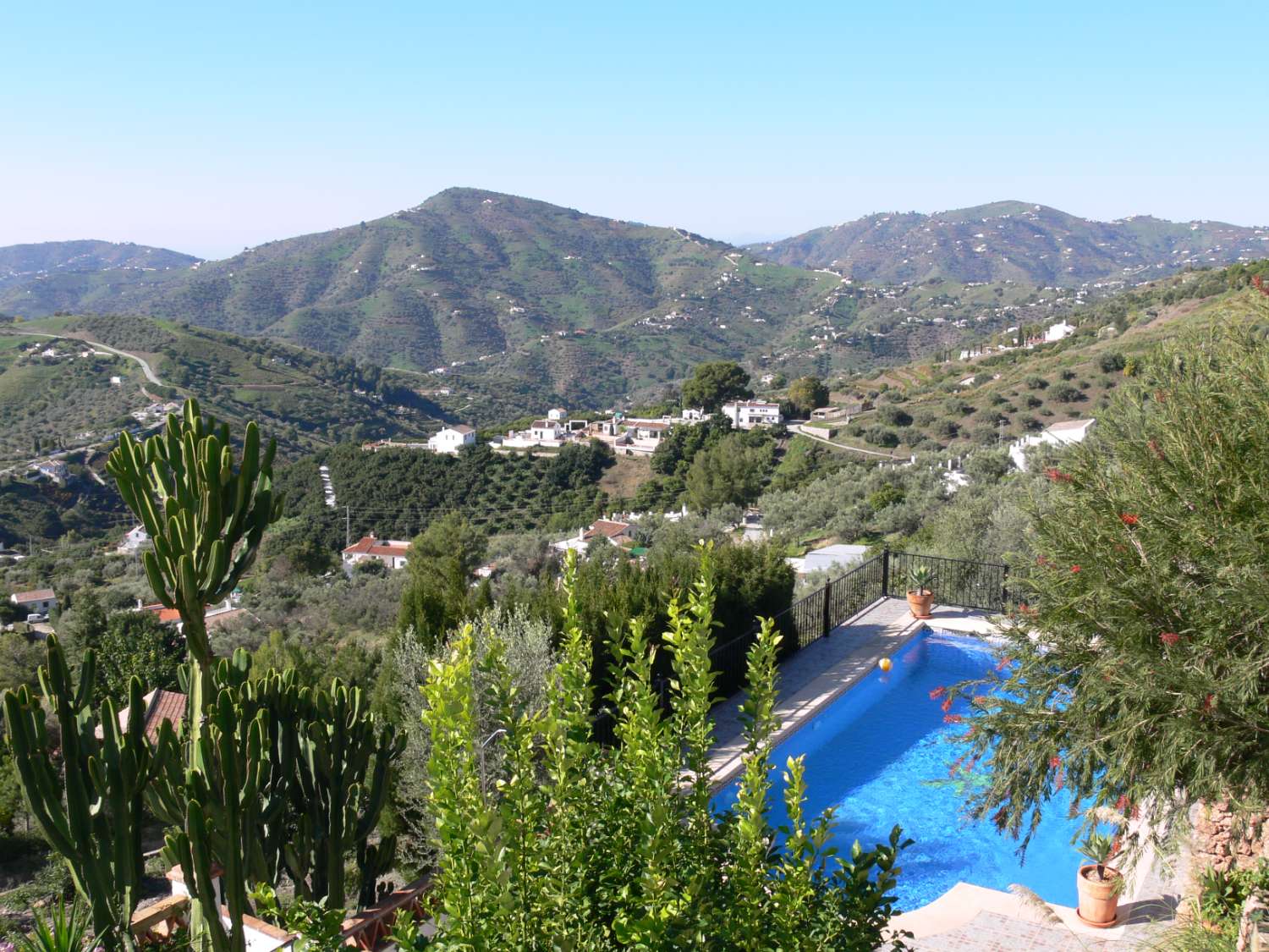 Vacker rymlig Cortijo med vacker trädgård och privat pool i området Frigiliana, södra Spanien