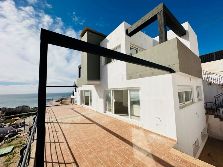 Luxury villas with modern styles in the Balcones del Peñoncillo urbanization in Torrox Costa.