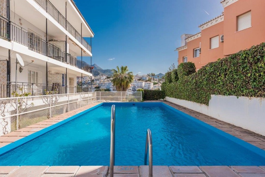 Appartement idéalement situé près de la célèbre plage de Burriana et à proximité du centre animé de Nerja, pour de merveilleuses vacances à la plage à Nerja.