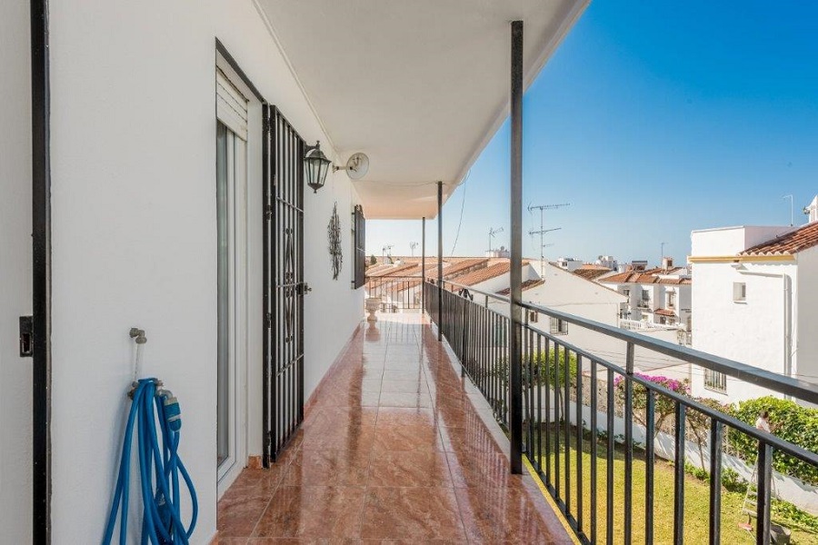 Appartement idéalement situé près de la célèbre plage de Burriana et à proximité du centre animé de Nerja, pour de merveilleuses vacances à la plage à Nerja.