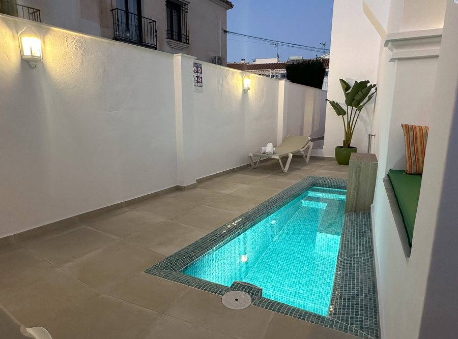 Cette villa est une villa contemporaine de trois chambres avec une terrasse orientée à l’ouest et une piscine privée