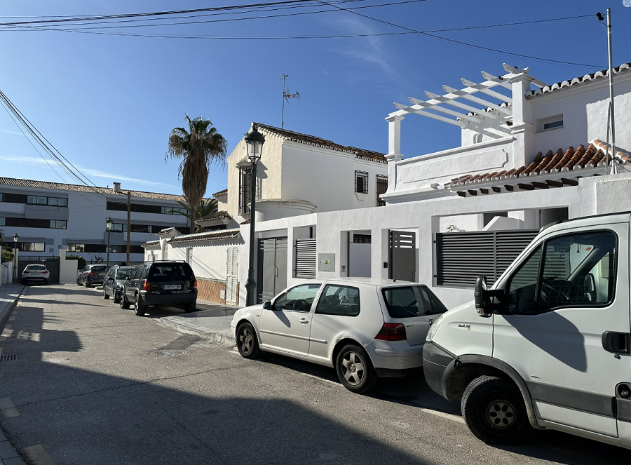 Cette villa est une villa contemporaine de trois chambres avec une terrasse orientée à l’ouest et une piscine privée