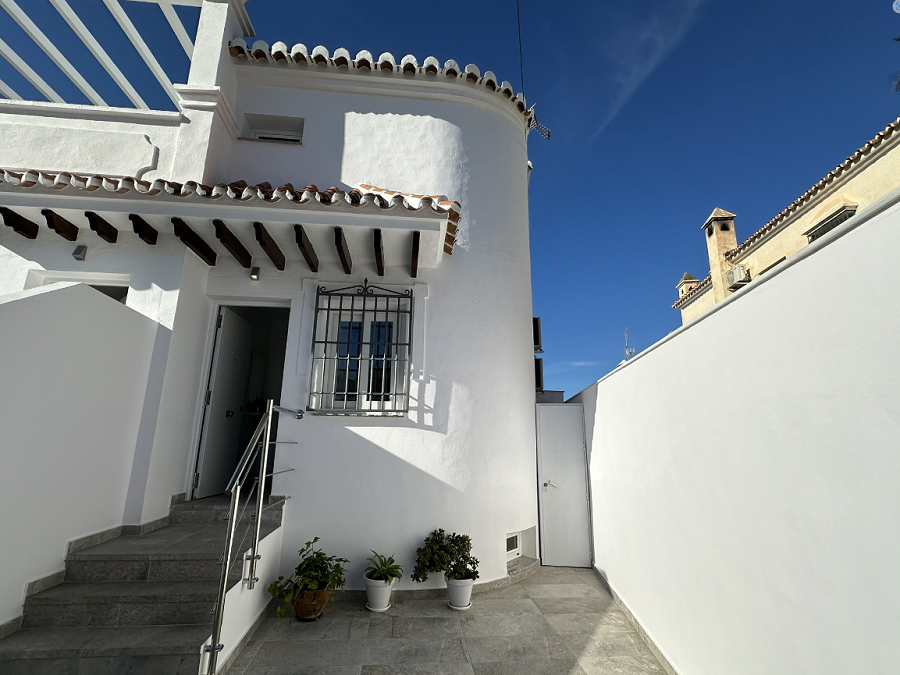 Cette villa est une villa contemporaine de trois chambres avec une terrasse orientée à l’ouest et une piscine privée