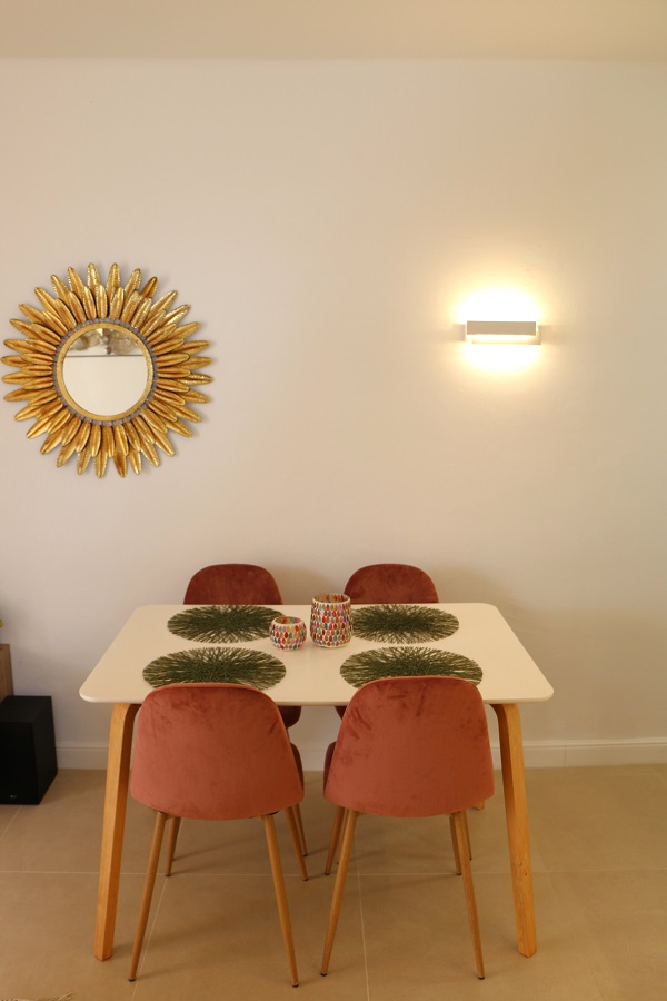 Appartement rénové et décoré avec goût dans le quartier recherché de Capistrano Village à Nerja.