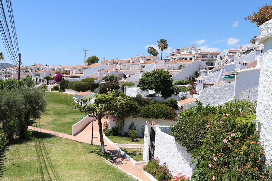 Renoverad smakfullt inredd lägenhet i eftertraktade Capistrano Village i Nerja.