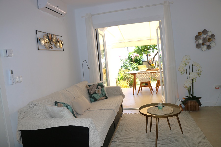 Renovated tastefully decorated apartment in the sought-after Capistrano Village in Nerja.