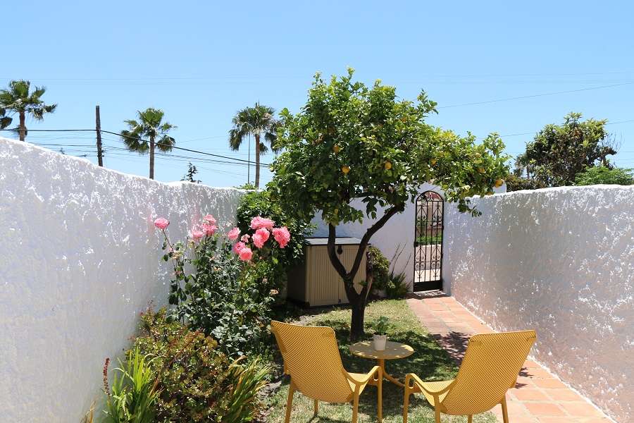 Appartement rénové et décoré avec goût dans le quartier recherché de Capistrano Village à Nerja.