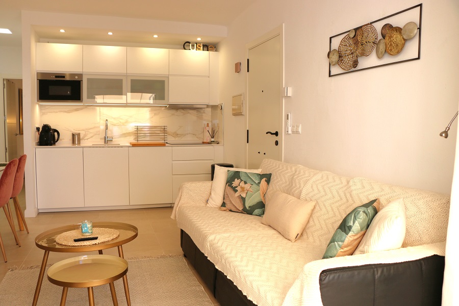 Appartement rénové et décoré avec goût dans le quartier recherché de Capistrano Village à Nerja.