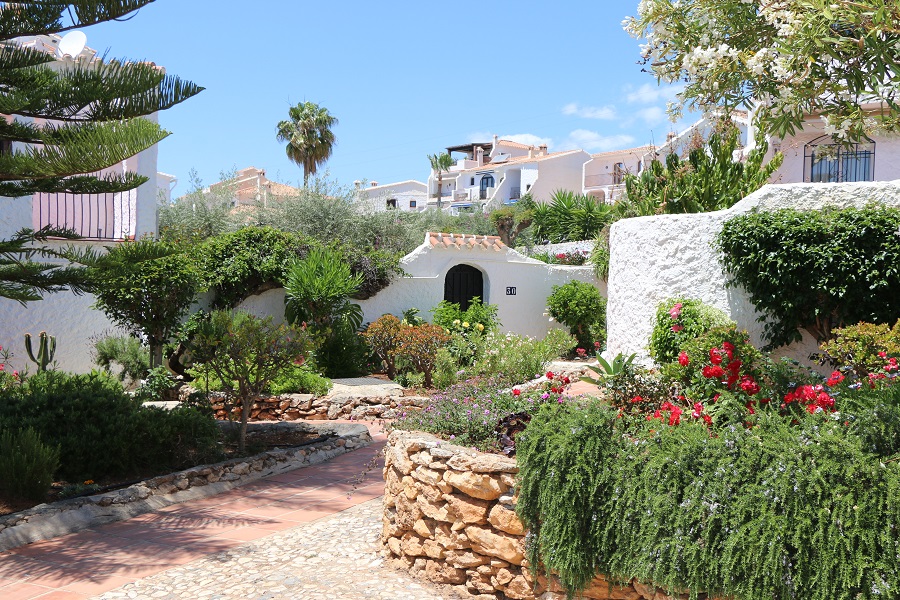 Renoverad smakfullt inredd lägenhet i eftertraktade Capistrano Village i Nerja.