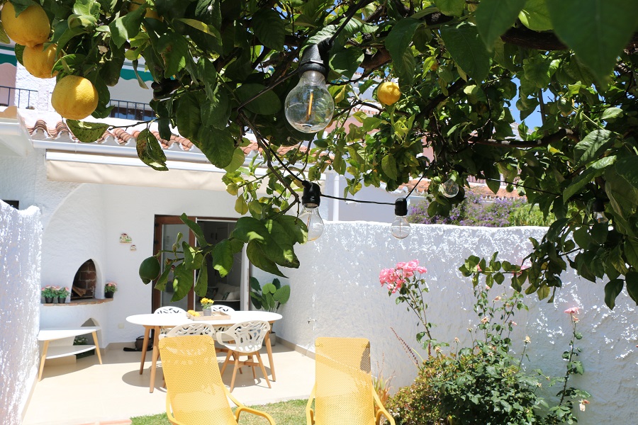 Appartement rénové et décoré avec goût dans le quartier recherché de Capistrano Village à Nerja.