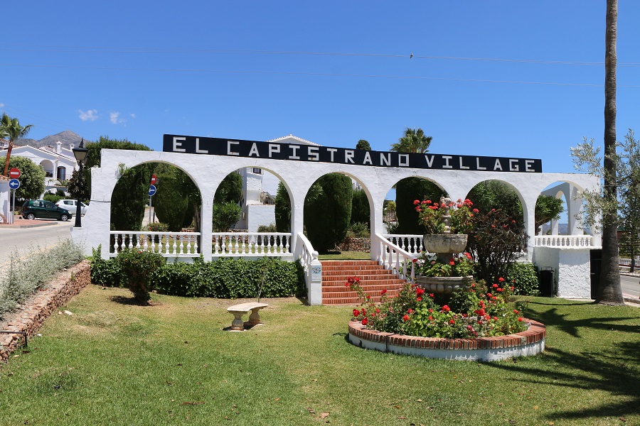 Appartamento ristrutturato arredato con gusto nel ricercato villaggio di Capistrano a Nerja.