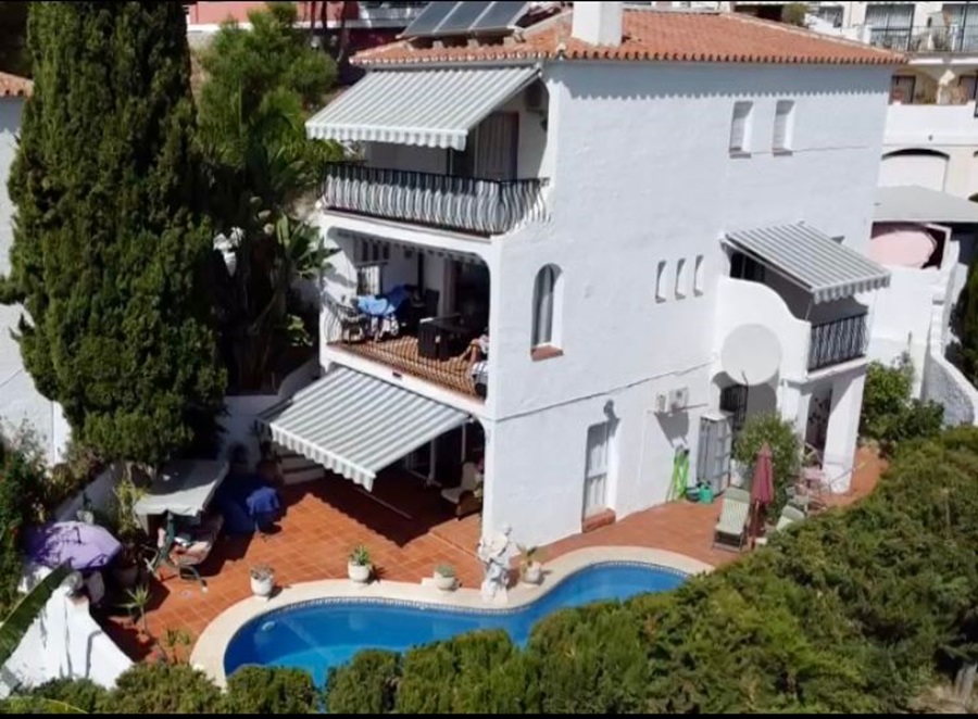 Villa with self-contained apartment and private pool in Burriana