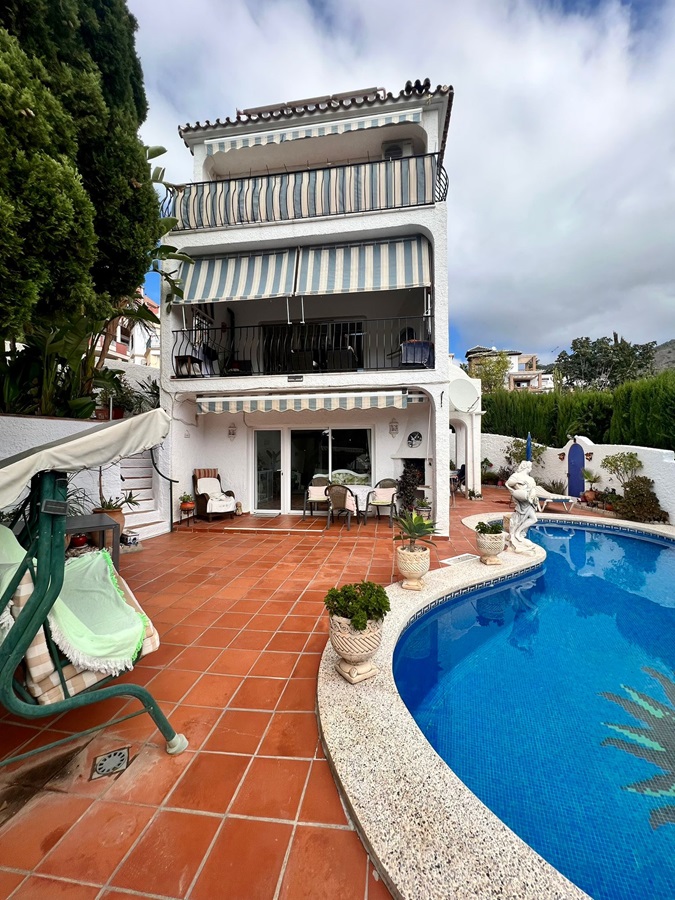 Chalet con apartamento independiente y piscina privada en Burriana