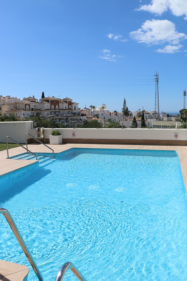 Neue luxuriös ausgestattete Wohnung in einer kleinen Anlage für einen wunderschönen Strandurlaub in Nerja, Südspanien.