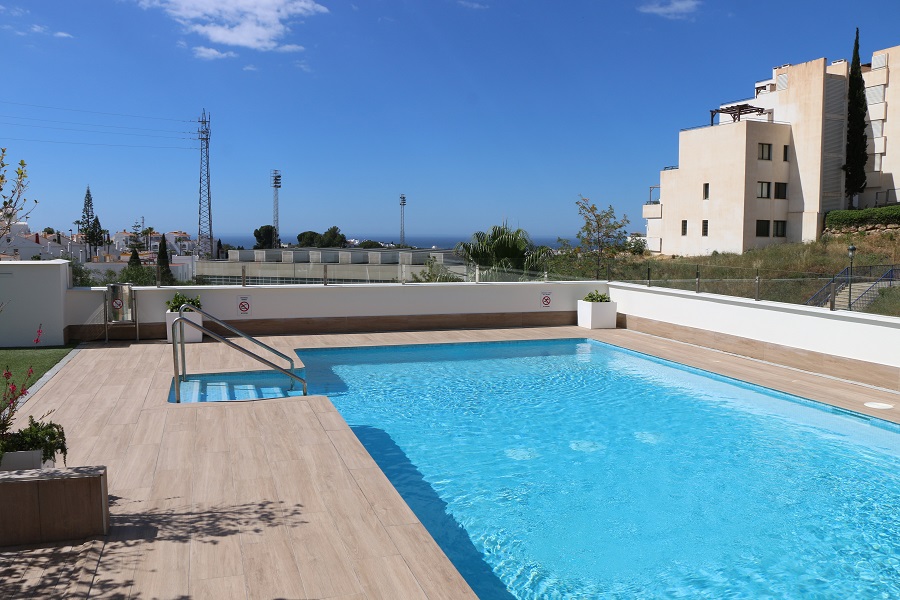 Nouvel appartement luxueusement fini dans un complexe à petite échelle pour de merveilleuses vacances à la plage à Nerja, dans le sud de l’Espagne.