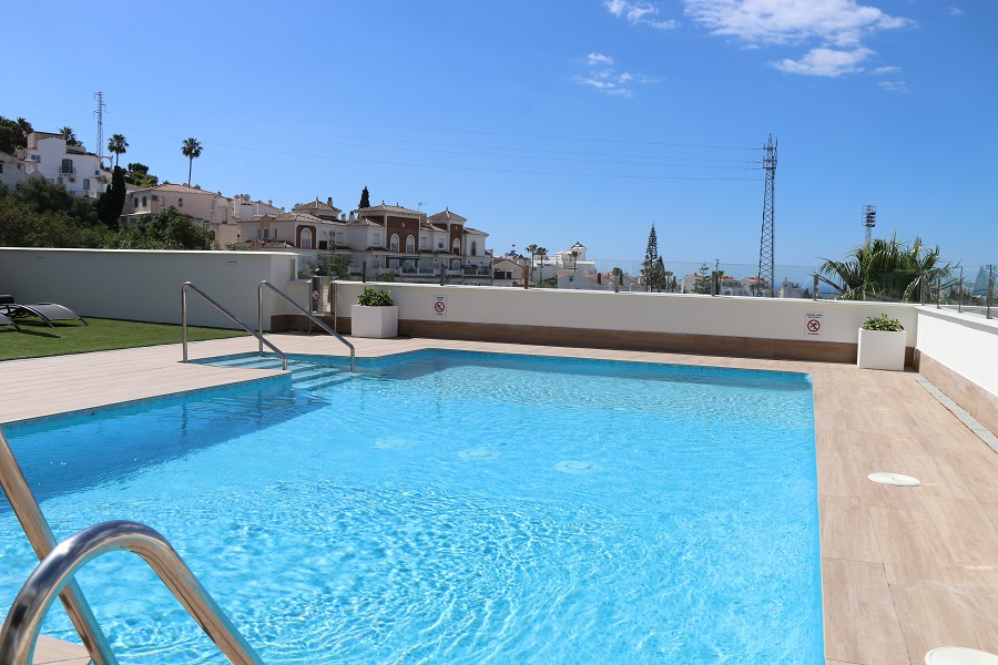 Nouvel appartement luxueusement fini dans un complexe à petite échelle pour de merveilleuses vacances à la plage à Nerja, dans le sud de l’Espagne.