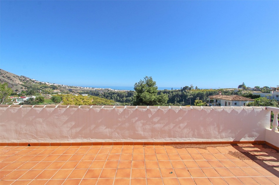 Spaziosa villa a Nerja con splendida vista sul mare e piscina privata.