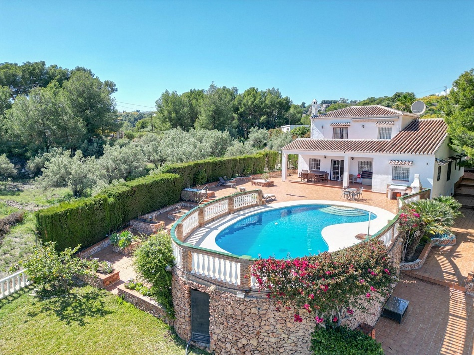 Villa spacieuse à Nerja avec une vue imprenable sur la mer et une piscine privée.