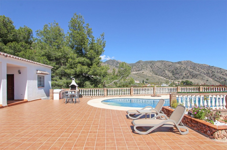 Espaciosa villa en Nerja con impresionantes vistas al mar y piscina privada.