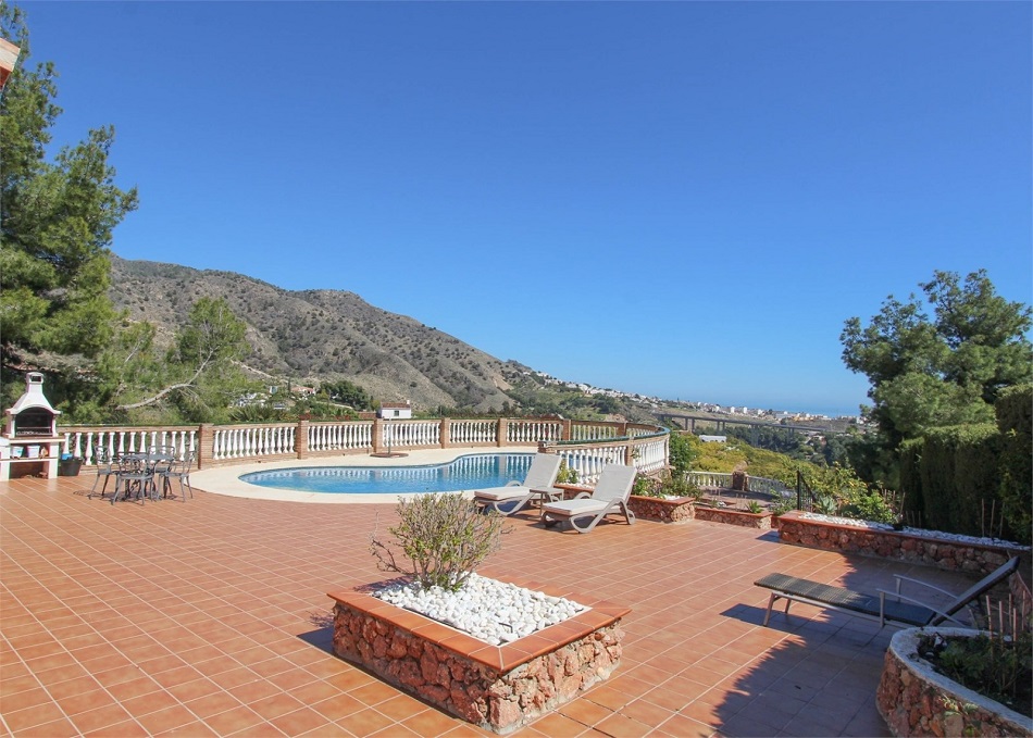 Espaciosa villa en Nerja con impresionantes vistas al mar y piscina privada.