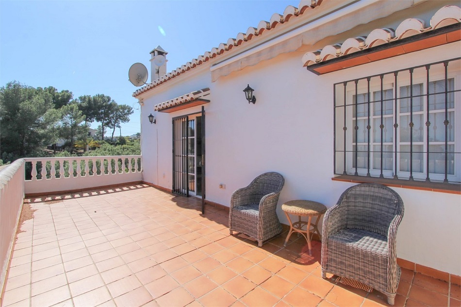 Villa spacieuse à Nerja avec une vue imprenable sur la mer et une piscine privée.