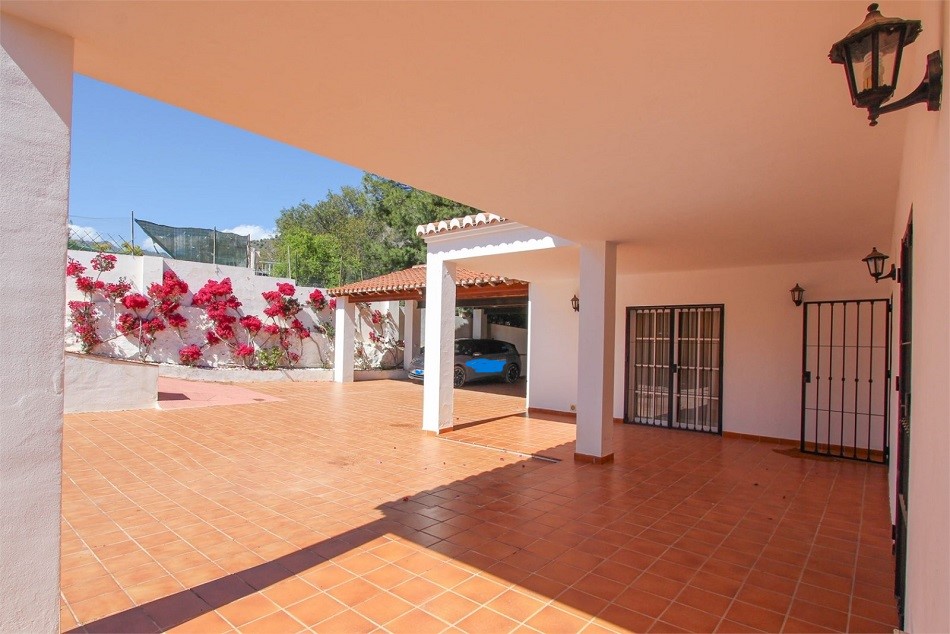 Spaziosa villa a Nerja con splendida vista sul mare e piscina privata.