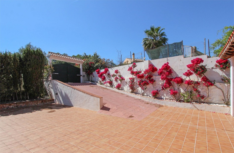 Rummelig villa i Nerja med fantastisk havudsigt og privat pool.