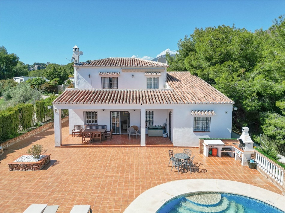 Espaciosa villa en Nerja con impresionantes vistas al mar y piscina privada.