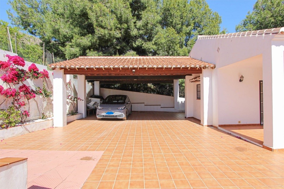 Espaciosa villa en Nerja con impresionantes vistas al mar y piscina privada.