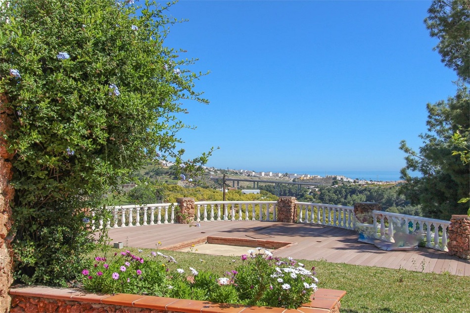 Espaciosa villa en Nerja con impresionantes vistas al mar y piscina privada.