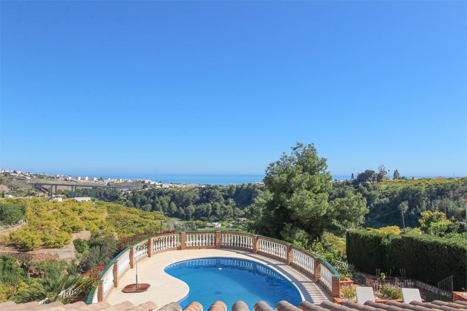 Rymlig villa i Nerja med fantastisk havsutsikt och privat pool.