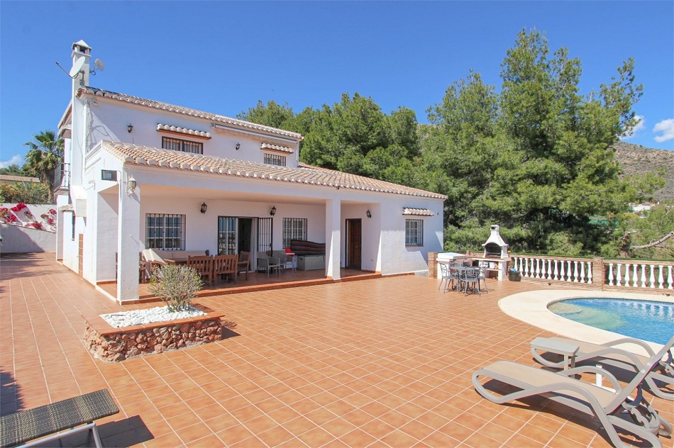 Rummelig villa i Nerja med fantastisk havudsigt og privat pool.