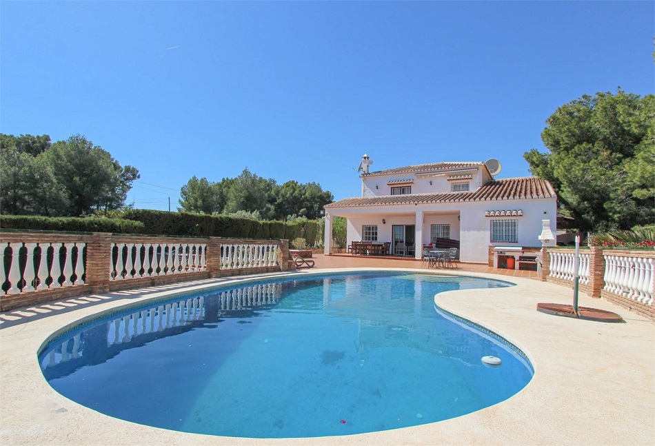 Villa spacieuse à Nerja avec une vue imprenable sur la mer et une piscine privée.