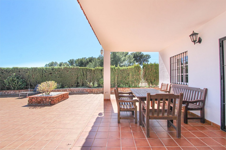 Geräumige Villa in Nerja mit herrlichem Meerblick und privatem Pool.