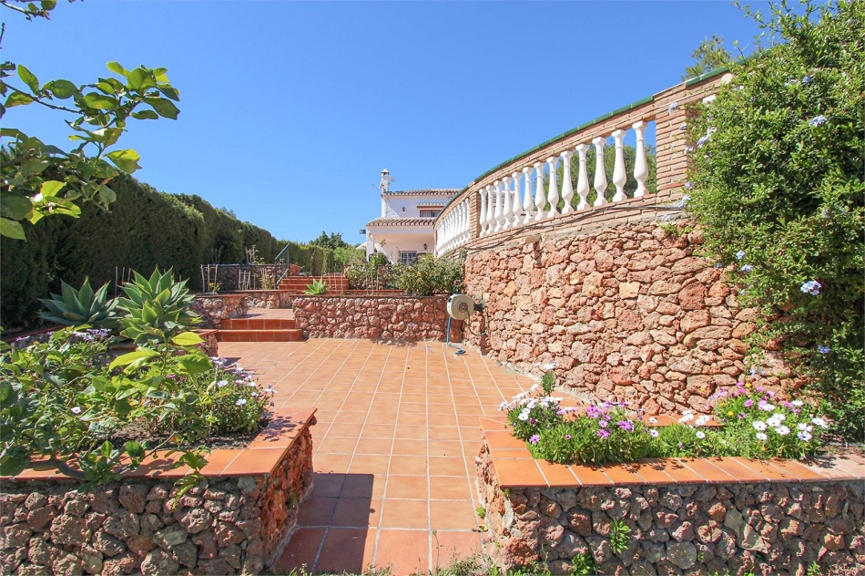 Villa spacieuse à Nerja avec une vue imprenable sur la mer et une piscine privée.