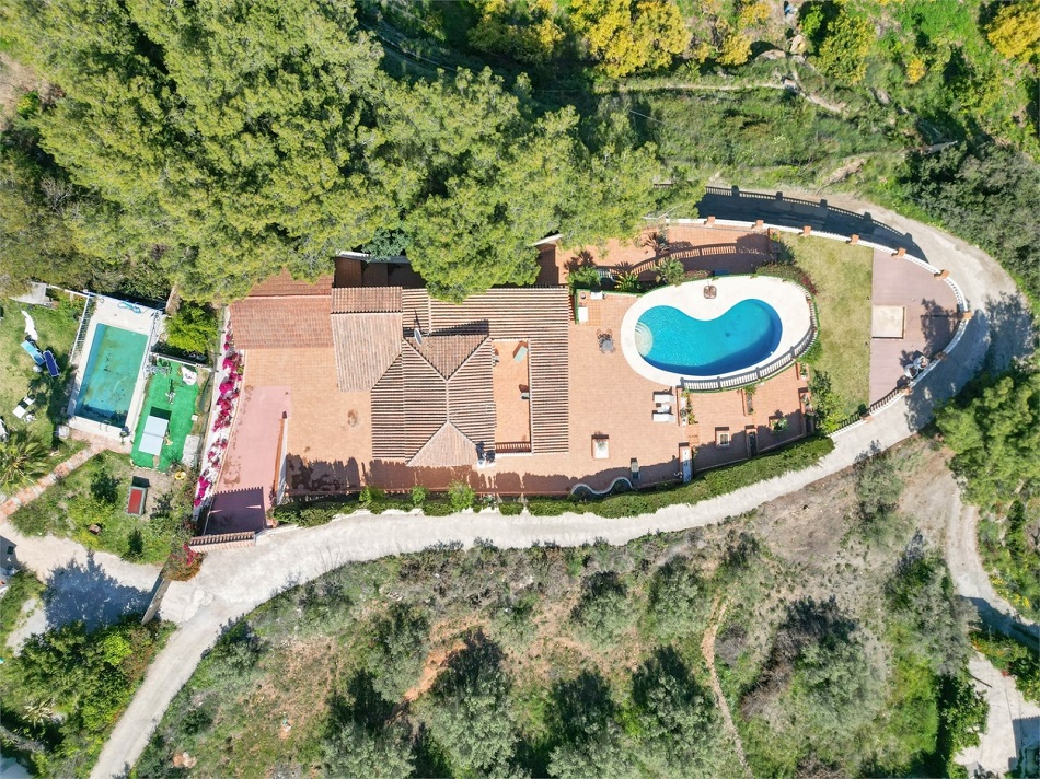 Villa spacieuse à Nerja avec une vue imprenable sur la mer et une piscine privée.