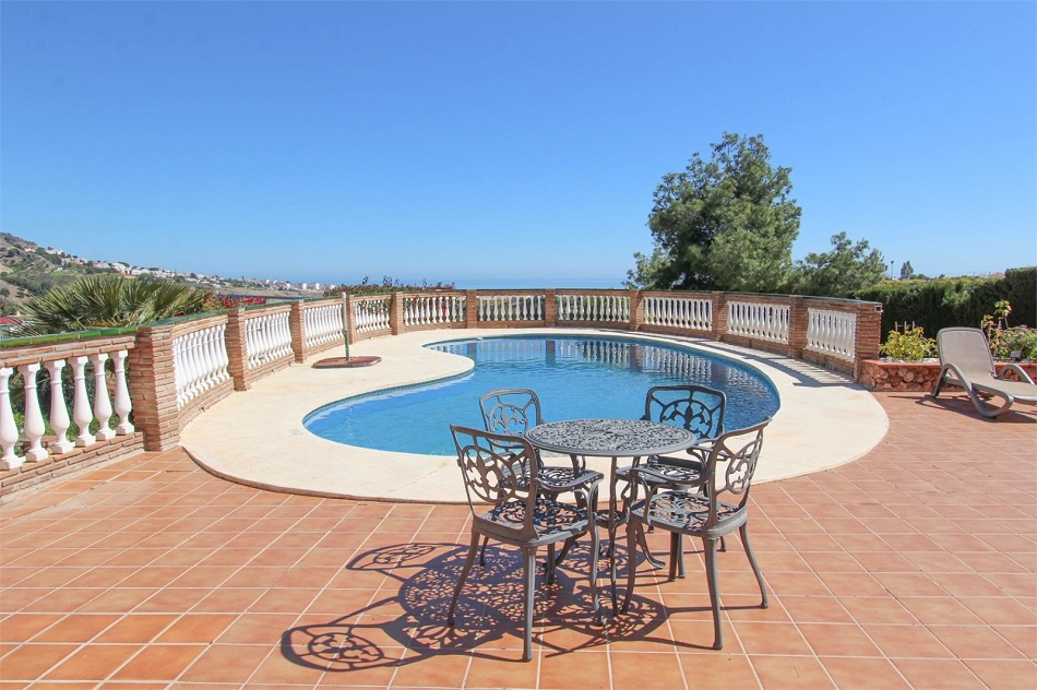 Geräumige Villa in Nerja mit herrlichem Meerblick und privatem Pool.