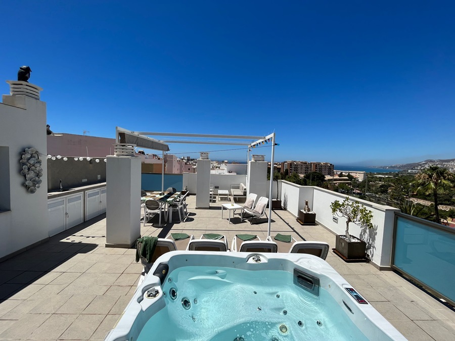 Exclusivo de Villandalux, ático en el centro de Nerja con preciosas vistas al mar y jacuzzi