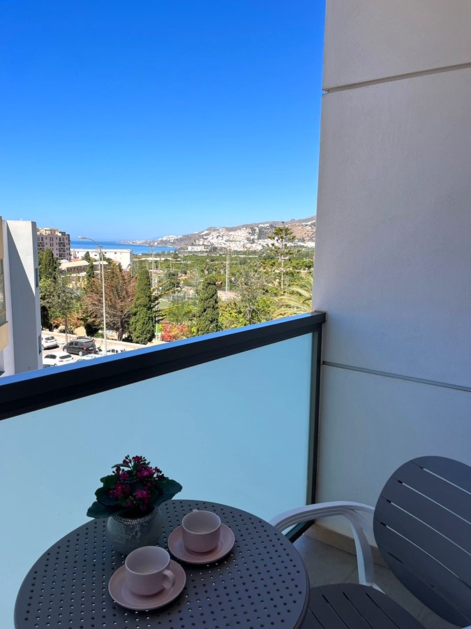 Eksklusivt til Villandalux, penthouse i centrum af Nerja med smuk havudsigt og jacuzzi