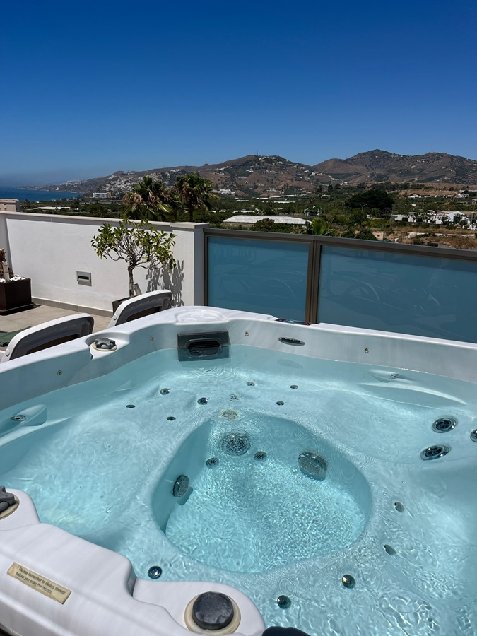 Exklusiv in Villandalux, Penthouse im Zentrum von Nerja mit schönem Meerblick und Whirlpool