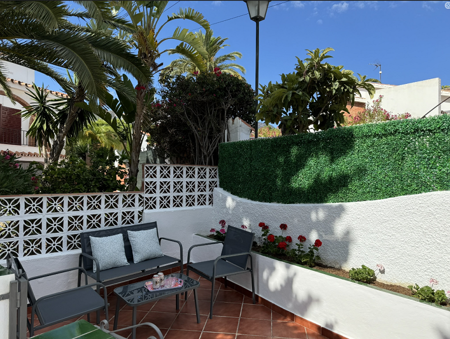 Preciosa casa adosada de 2 dormitorios y piscina privada y jacuzzi a 700 metros de la famosa playa de Burriana en Nerja.