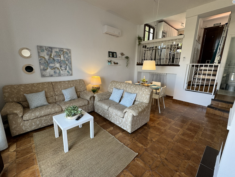 Belle maison jumelée avec 2 chambres et piscine privée et jacuzzi à 700 mètres de la célèbre plage de Burriana à Nerja.